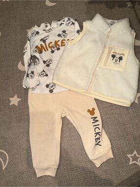 Disney Cream and White Mickey Mouse 3-Piece Outfit
